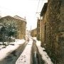 Rue principale du bourg en hiver