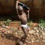 Mayotte, le petit enfant à la bouteille de Coca