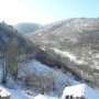 La vallée sous la neige et le soleil