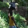 Mayotte, homme portant une charge sur la tête